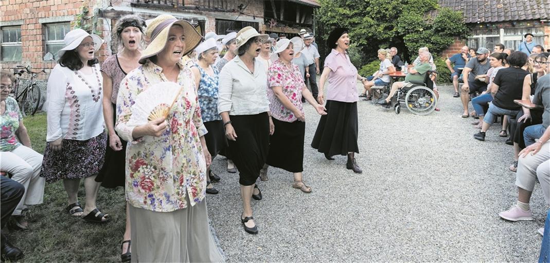 Im Stück „Hundsnächte“ führen die Theaterleute dem Publikum Menschen vor, die lieben, träumen, aus dem Nachtkästchen plaudern und singen. Foto: J. Fiedler