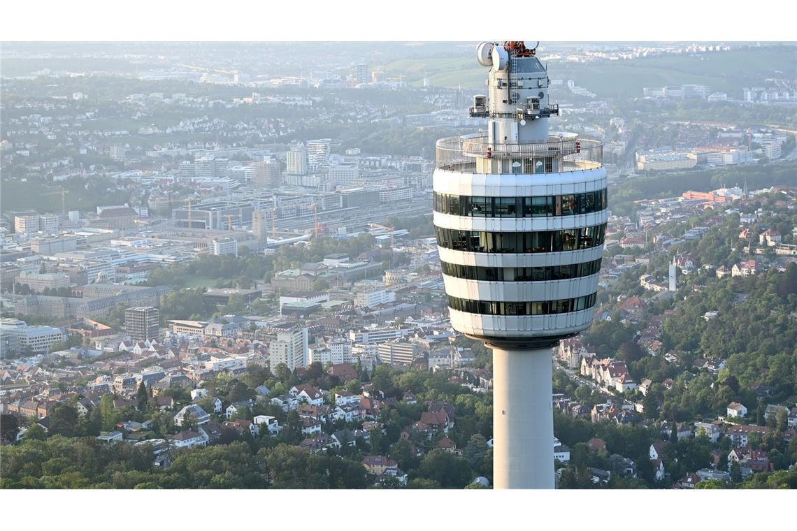 Im Stuttgarter Fernsehturm gibt es nicht nur Essen, sondern auch Yoga-Events oder Weinverkostung. (Archivbild)