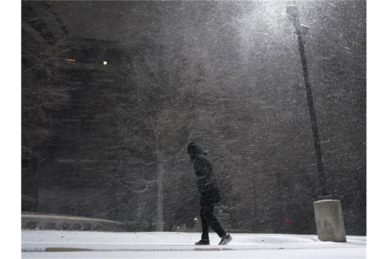 Im südlichen US-Bundesstaat Texas sind wegen ungewöhnlich kalten Winterwetters Hunderttausende Menschen mindestens zeitweise ohne Strom gewesen. Foto: Eric Gay/AP/dpa