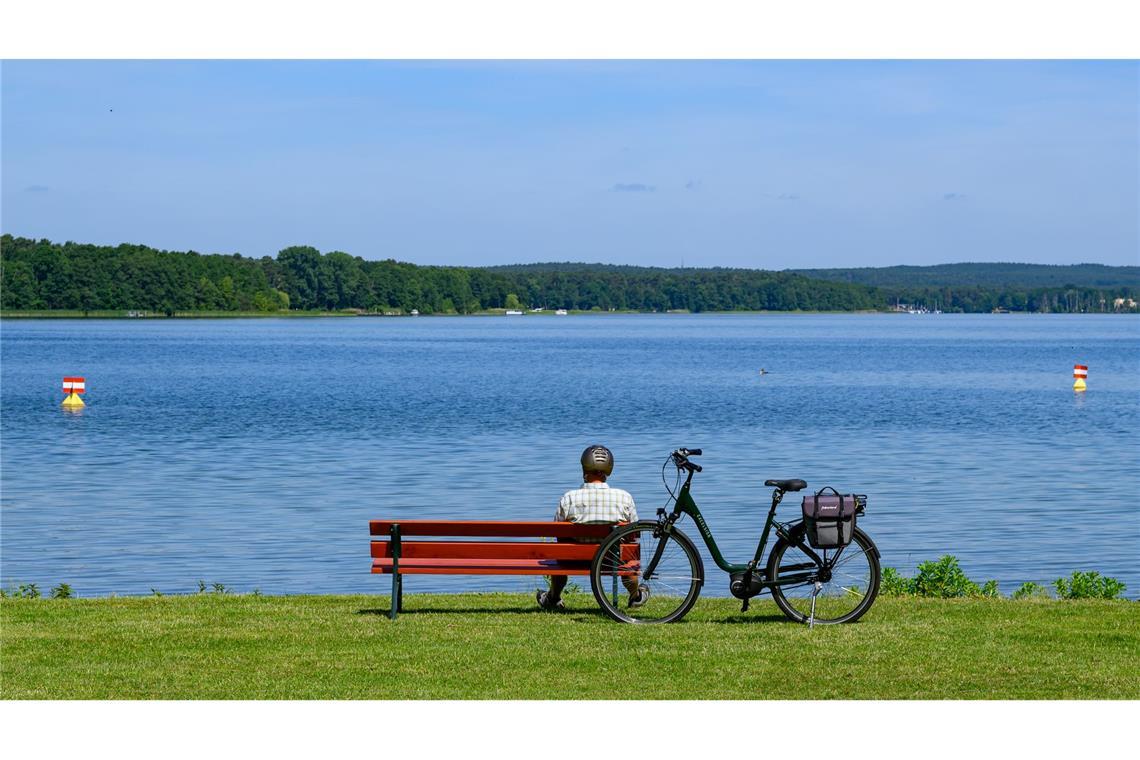 Im Südwesten soll man sich möglichst wenig der Hitze aussetzen, rät der DWD.