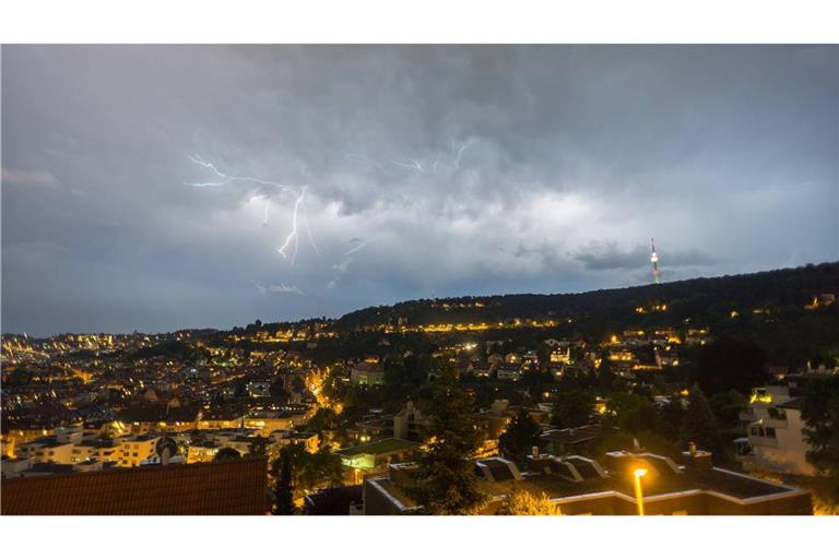 Im Südwesten wechseln sich Regenschauer, einzelne Gewitter und teils stürmische Winde ab.