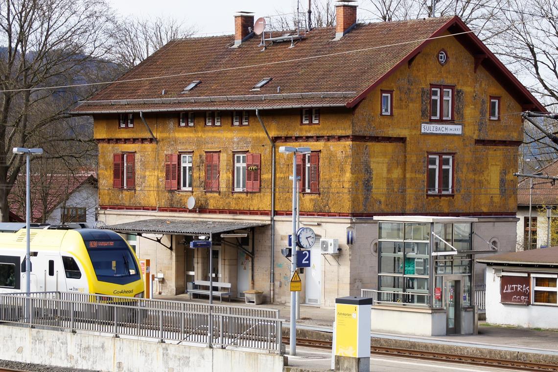 Im Sulzbacher Bahnhof sind Asylsuchende untergebracht. Wie viele Unterkünfte ist das Gebäude nicht im besten Zustand. Archivfoto: U. Gruber