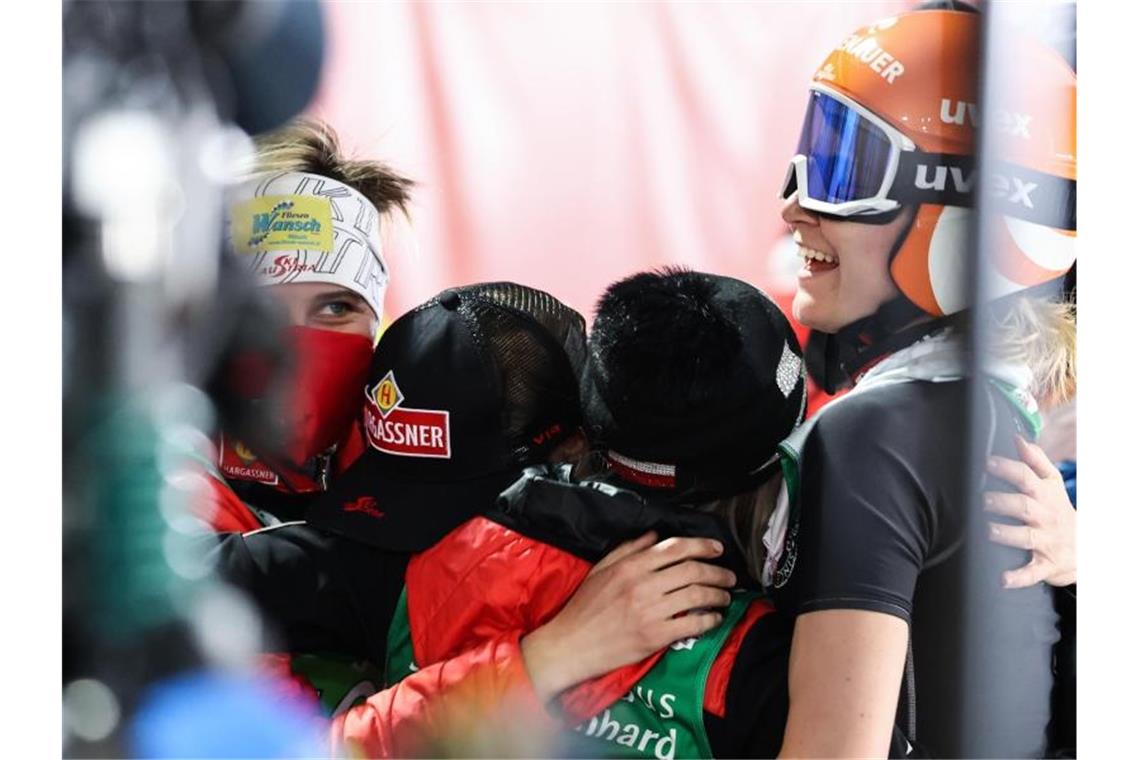 Im Team nicht zu schlagen: Sophie Sorschag, Daniela Iraschko-Stolz, Chiara Hölzl und Marita Kramer (l-r) aus Österreich feiern zusammen. Foto: Daniel Karmann/dpa