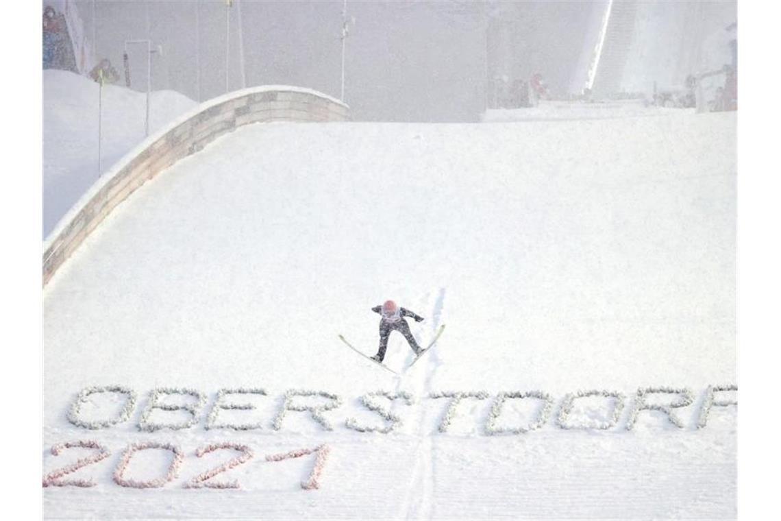 Im Teamwettbewerb haben die deutschen Springer bei der WM in Oberstdorf gute Chancen aufs Treppchen. Foto: Daniel Karmann/dpa