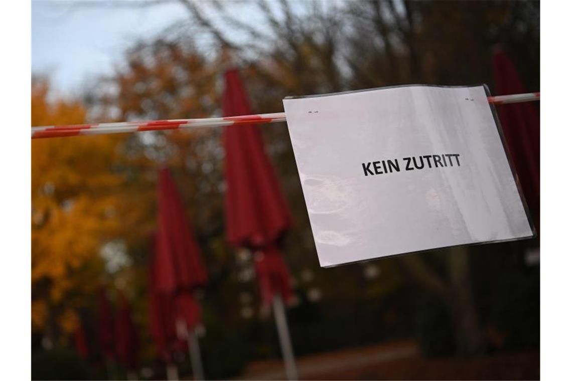 Bund will Corona-Einschränkungen nicht lockern Im Teil-Lockdown dürfen Cafés und Restaurants nur außer Haus Getränke und Essen anbieten. Foto: Britta Pedersen/dpa-Zentralbild/dpa