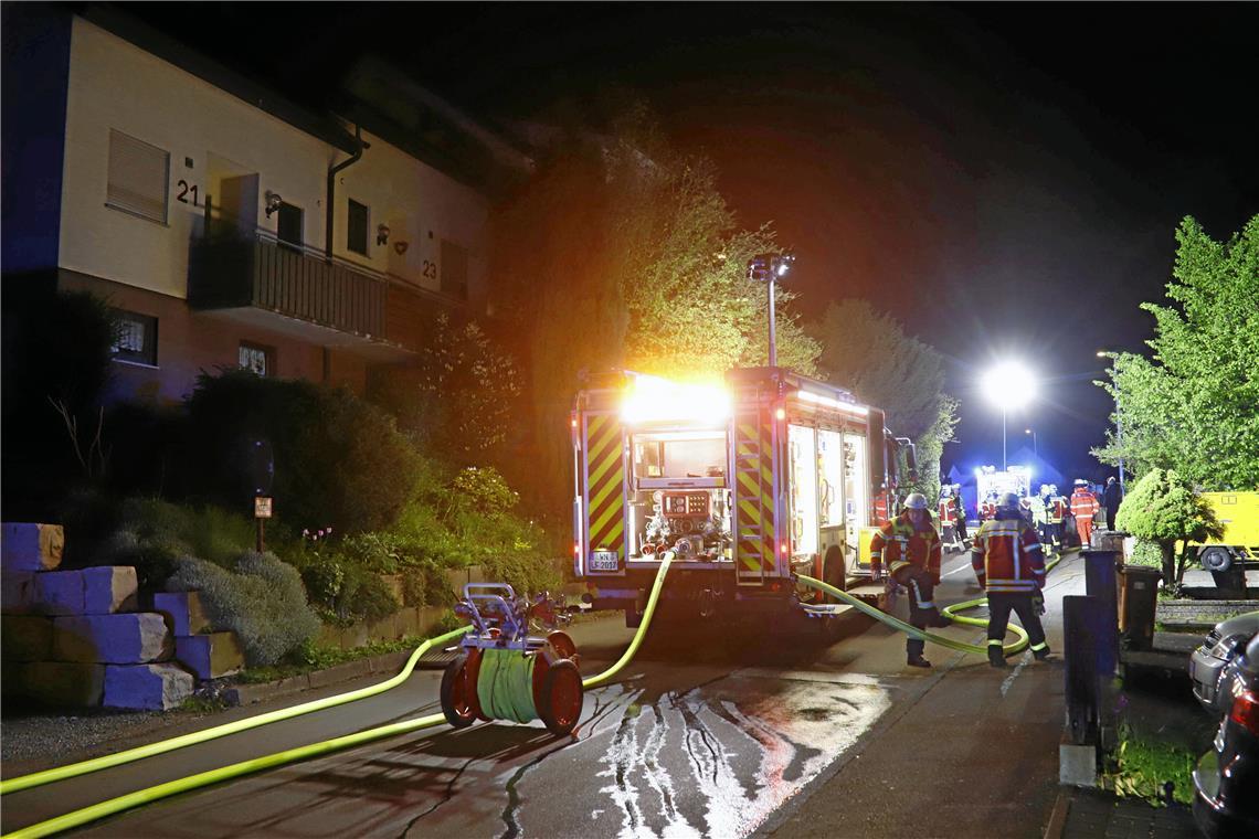 Im Teilort Geradstetten brennt ein Mehrfamilienhaus. Foto: 7aktuell.de/ Simon Adomat