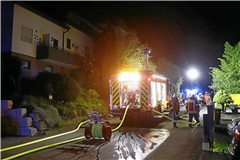Im Teilort Geradstetten brennt ein Mehrfamilienhaus. Foto: 7aktuell.de/ Simon Adomat