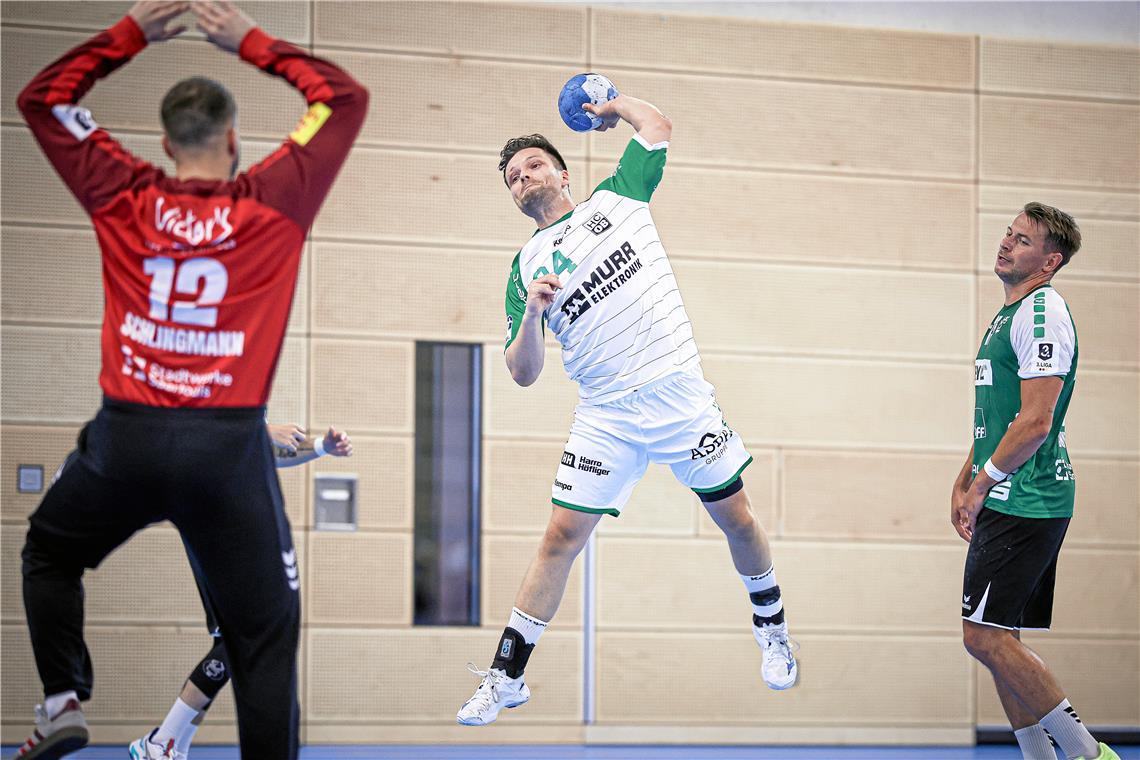 Geschwächtes HCOB-Team unterliegt knapp Im Test auf ungewohnter Position am Ball: Routinier Felix Klingler (Mitte). Foto: Alexander Becher