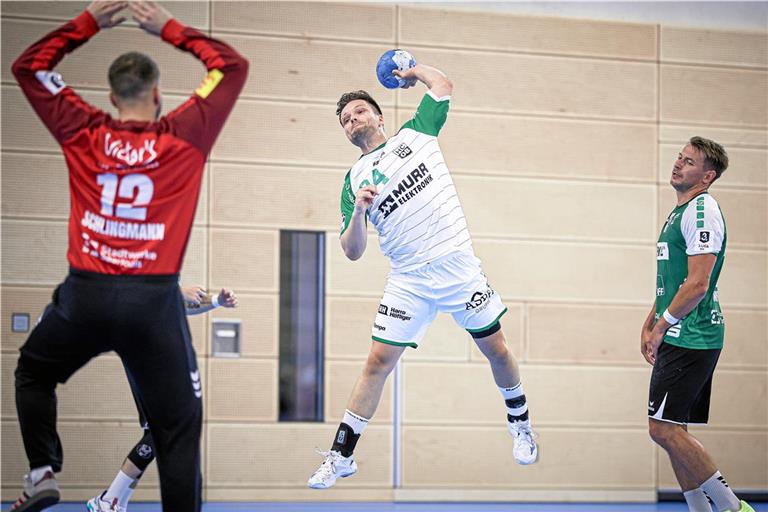 Im Test auf ungewohnter Position am Ball: Routinier Felix Klingler (Mitte). Foto: Alexander Becher