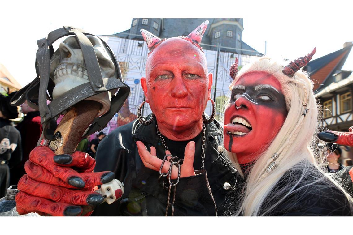 Tausende feiern im Harz die Walpurgisnacht Im Teufelskostüm stehen Besucher auf dem Marktplatz in Wernigerode.