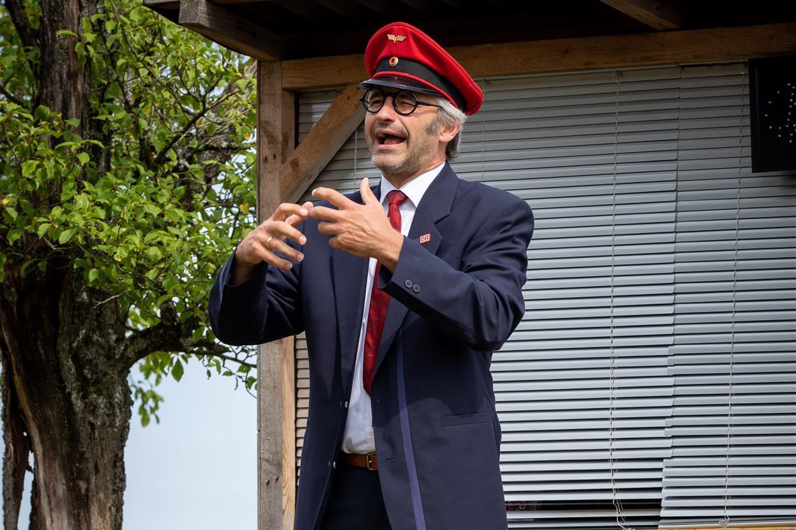 Im Theaterstück „Abgefahrn“ spielt Thomas Weber einen unterhaltsamen Reiseberater. Foto: Alexander Becher