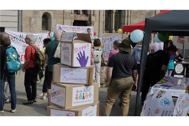 Im thüringischen Saalfeld hatten die Omas gegen Rechts zu einer Demonstration gegen die Wahl eines AfD-Landrates aufgerufen.