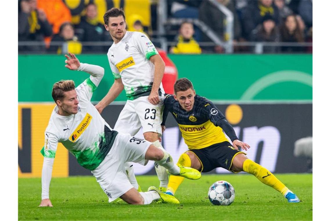 Keine Fan-Eskalation in Gladbach erwartet Im Topspiel des 25. Bundesliga-Spietags treffen Borussia Mönchengladbach und Borussia Dortmund aufeinander. Foto: Guido Kirchner/dpa