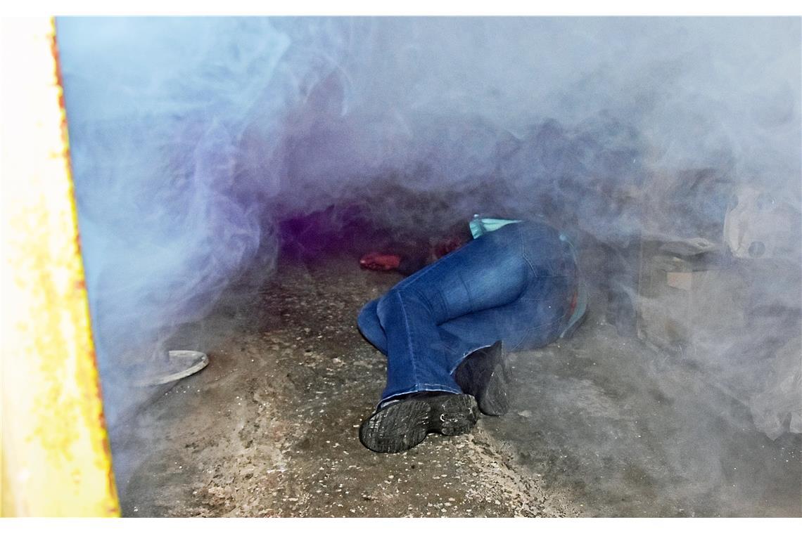 Im total verrauchten Nebenraum liegt eine ohnmächtige Person. Feuerwehr-Jugend-G...