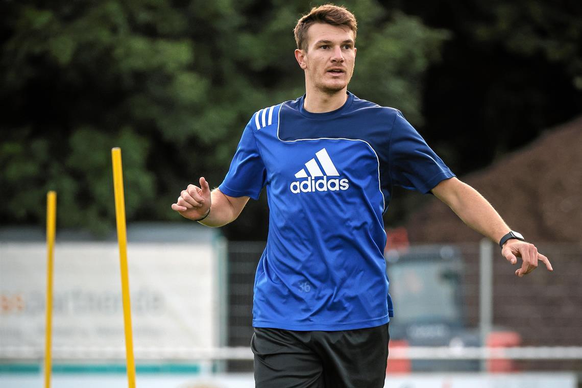 Mehrere Schritte zurück für neuen Anlauf für Fußballer Michl Bauer Im Training des TSV Althütte gibt Michl Bauer als spielender Assistenzcoach bereits Kommandos. Wann der 24-Jährige sein erstes Spiel bestreitet, ist aber noch offen. Foto: Alexander Becher