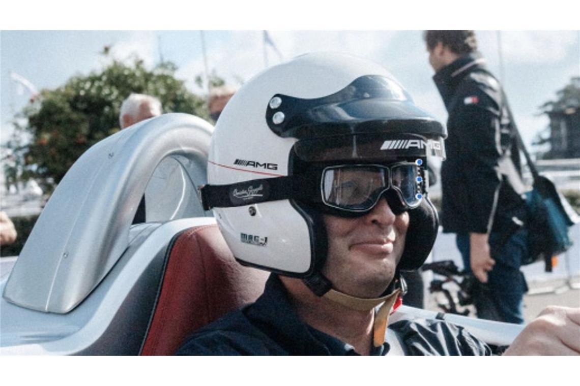 Ola Källenius muss mit anpacken Im Traumauto: auf einem Motorsport-Festival in England geht der Wunsch von Ola Källenius in Erfüllung, den Mercedes SLR McLaren Stirling Moss zu fahren.