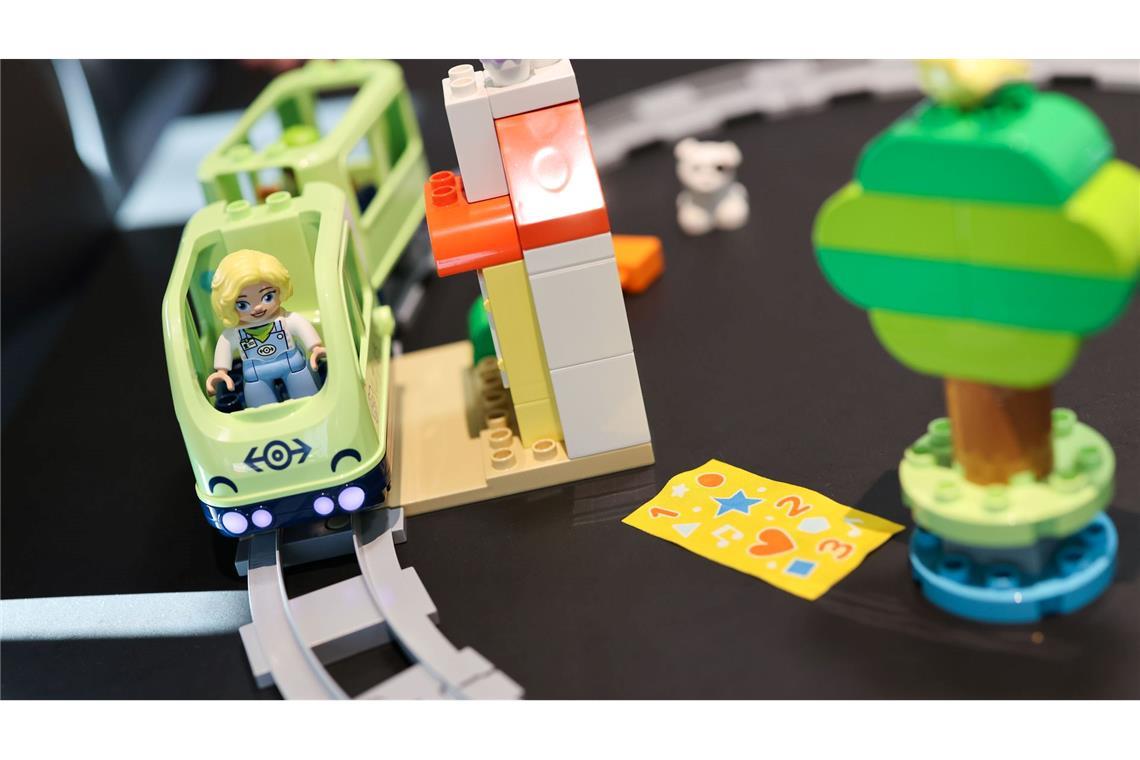 Im Trend liegen weiterhin auch Klassiker wie Kugelbahnen, Puzzles, Bausets, Eisenbahnen und Kuscheltiere.