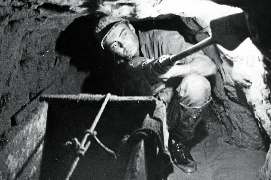 Durch den Tunnel in die Freiheit Im Tunnel 57: Hubert Hohlbein half 57 Personen bei der Flucht in den Westen. Fotos: privat