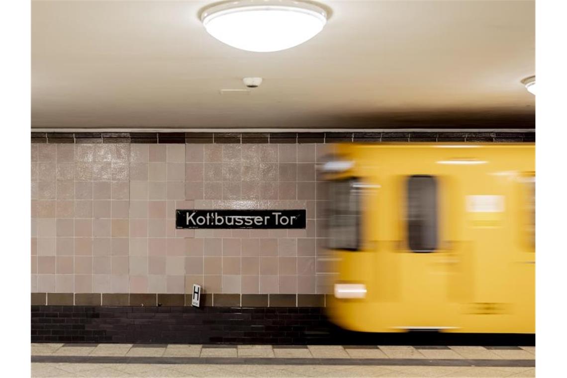 Mann in Berlin vor U-Bahn gestoßen: Verdächtiger gefasst Im U-Bahnhof Kottbusser Tor war ein 30-Jähriger vor eine einfahrende U-Bahn gestoßen worden - und starb. Foto: Christoph Soeder/dpa