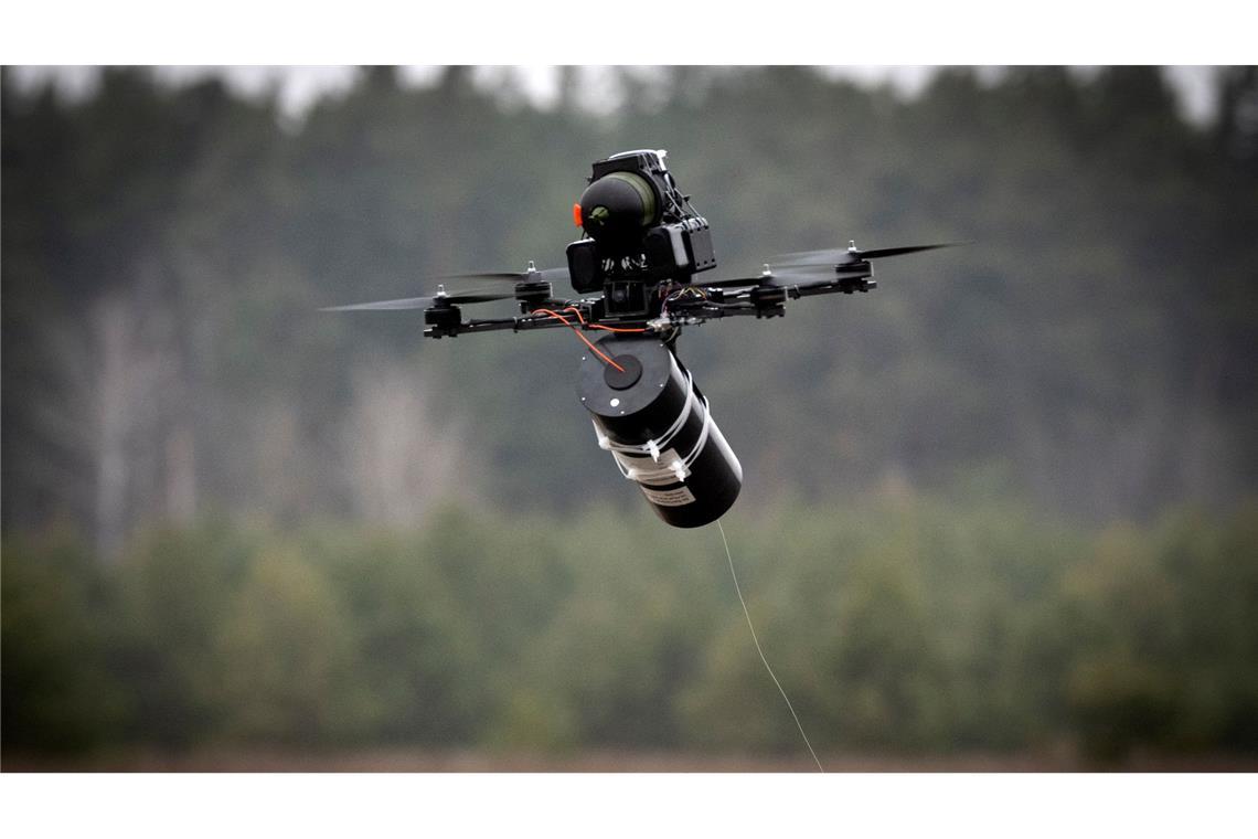 Im Ukraine-Krieg beobachten kleine Drohnen ständig das gesamte Gefechtsfeld. (Archivbild)