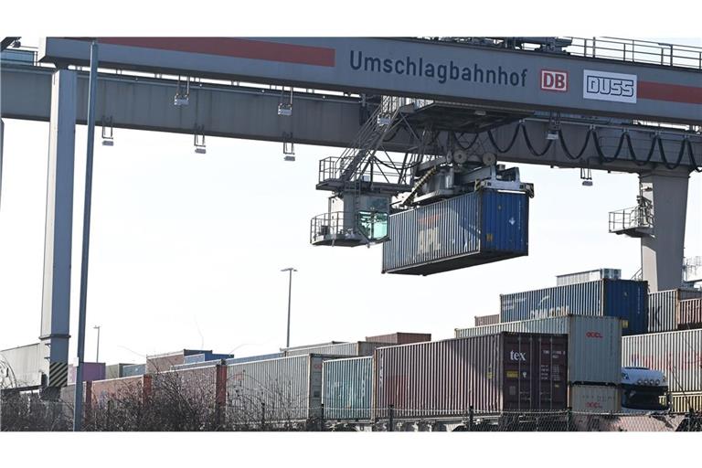 Im Umschlagbahnhof im Kornwestheim werden Container mit Waren verladen.