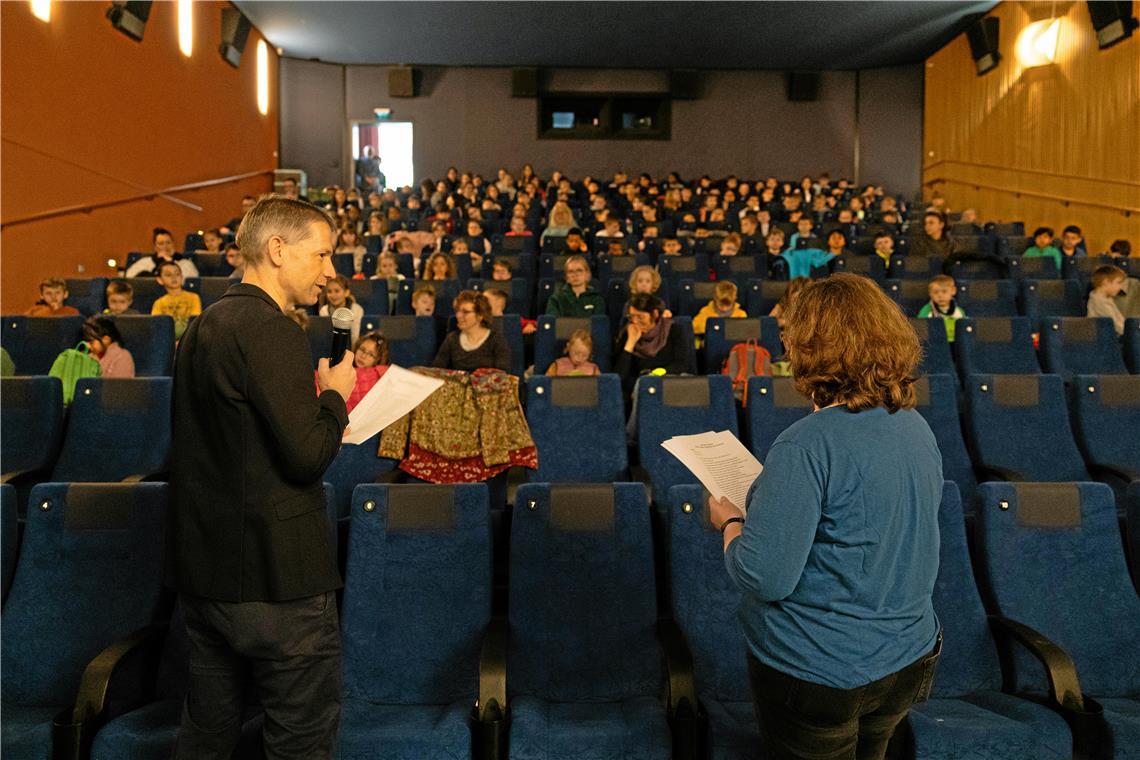 Wie ein Kinobesuch in Backnang die Lust am Lesen weckt Im Universum-Kino lesen BKZ-Redaktionsleiter Kornelius Fritz und Rektorin Jutta Fußnegger vor Auenwalder Grundschülern aus „Das kleine Gespenst“. Foto: Alexander Becher