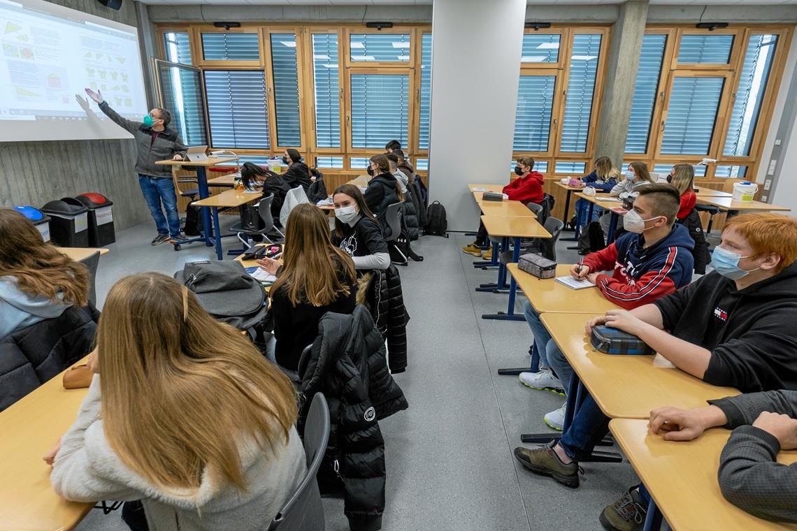 Im Unterricht müssen die Schülerinnen und Schüler, hier die 9. Klasse der Max-Eyth-Realschule, wieder Masken tragen. Foto: A. Becher