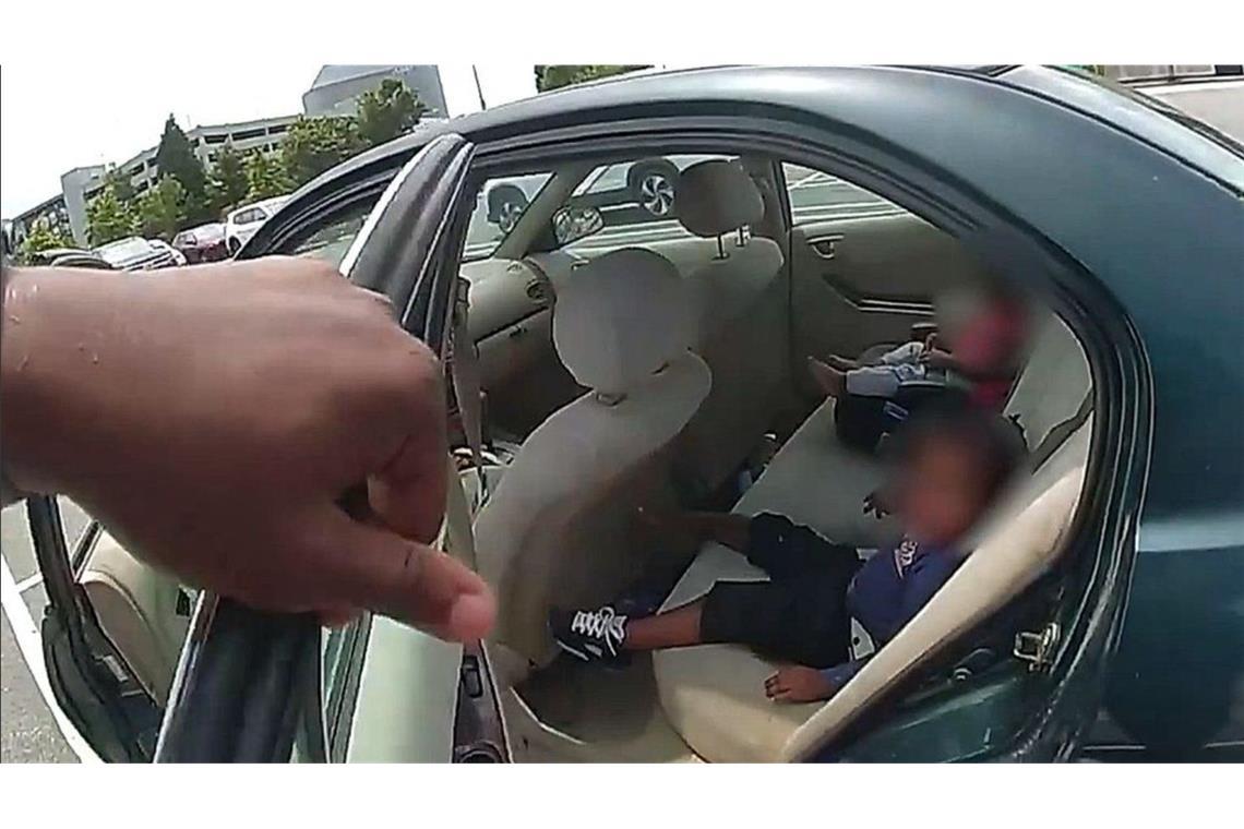 47 Grad im Auto: Polizisten retten Kinder Im US-Bundesstaat Georgia haben Polizisten zwei Kleinkinder aus einem überhitzten Auto gerettet.