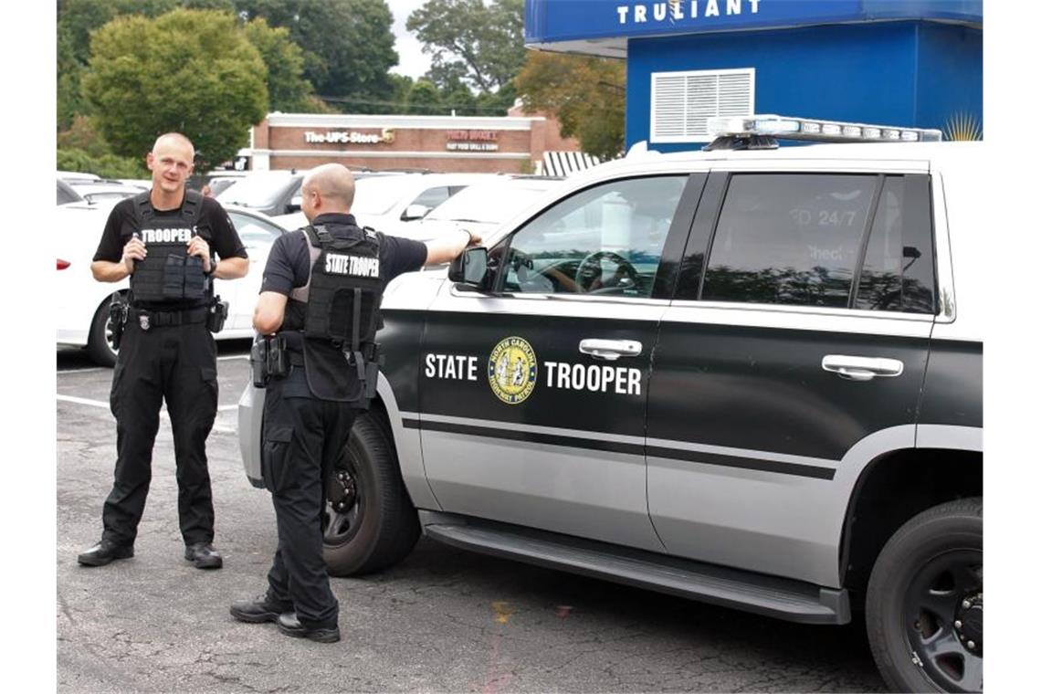 Schüler bei Schussattacke an Highschool in USA getötet Im US-Bundesstaat North Carolina wurde ein Schüler getötet. Foto: Skip Foreman/AP/dpa