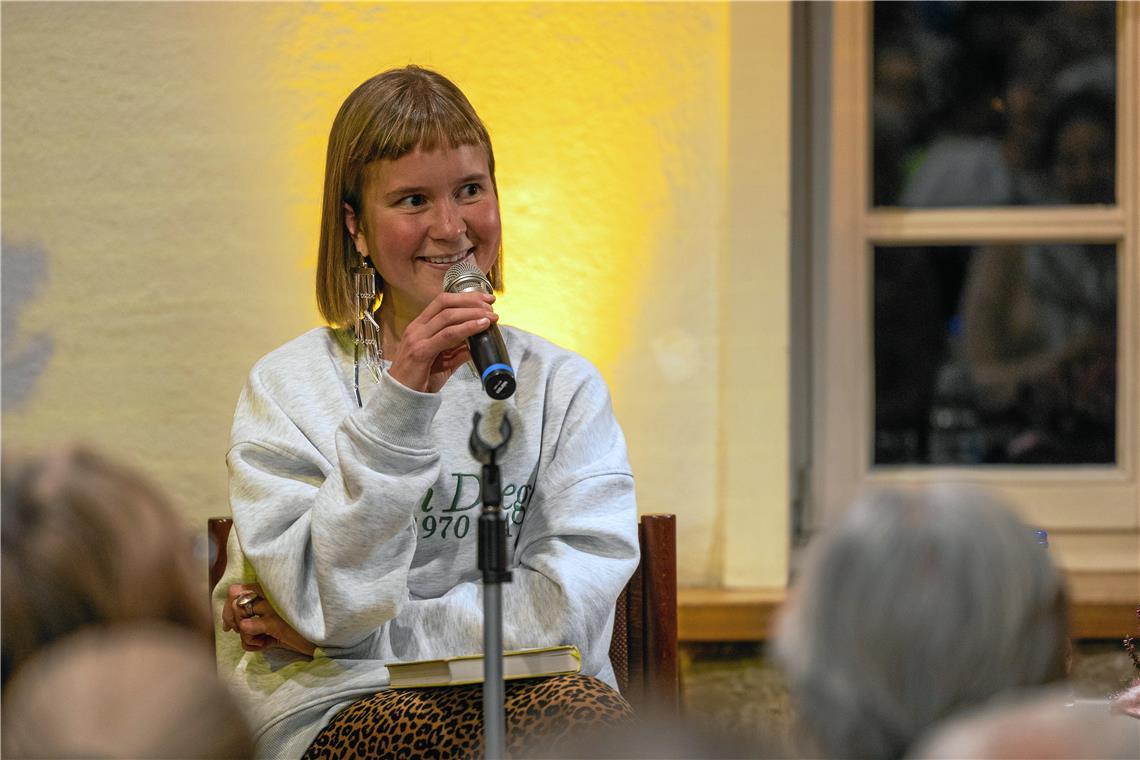 Neuer Roman von Caroline Wahl Im vergangenen Herbst las Caroline Wahl im Unterweissacher Bürgerhaus aus „Windstärke17“, nun ist ihr dritter Roman erschienen. Archivfoto: Alexander Becher
