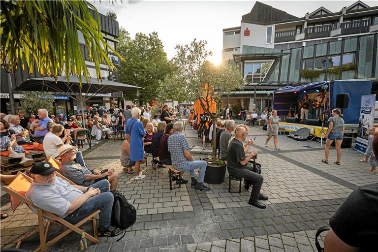 Im vergangenen Jahr brachten die Lenz Brothers im Rahmen der Straßenmusiktage gute Stimmung auf den Platz am Obstmarkt. Auch in diesem Jahr soll die mobile Bühne hier wieder Station machen. Archivbild: Alexander Becher