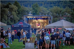Im vergangenen Jahr eröffneten die Trousersnakes aus Schwaikheim mit schwäbischem Punkrock das Festival. Archivbild: Stefan Bossow