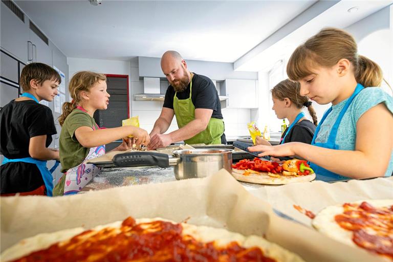 Im vergangenen Jahr haben die Kinder in Backnang mit Oliver Schayna Pizza gebacken. Archivfoto: Alexander Becher