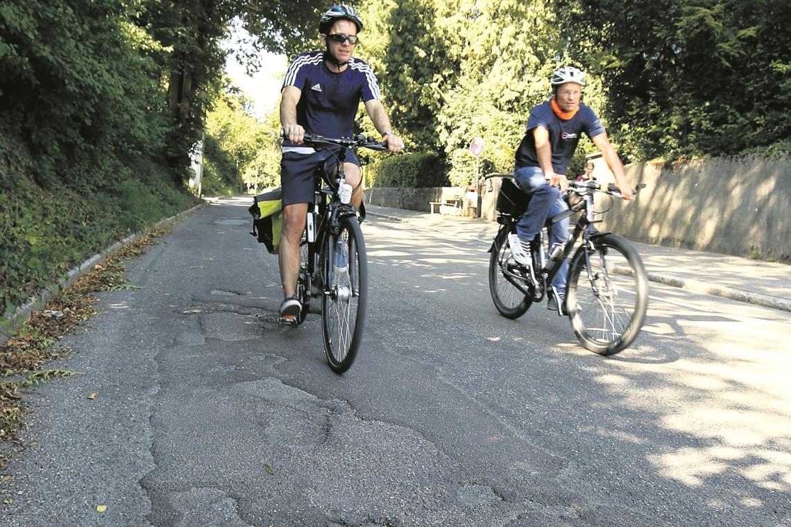 Im vergangenen Jahr hat Jürgen Ehrmann (rechts) mit BKZ-Redaktionsleiter Kornelius Fritz eine Radtour durch Backnang unternommen. Viele Mängel, die beide feststellten, bestehen auch heute noch – etwa die Schlaglochpiste auf der Maubacher Straße. Fotos: A. Becher