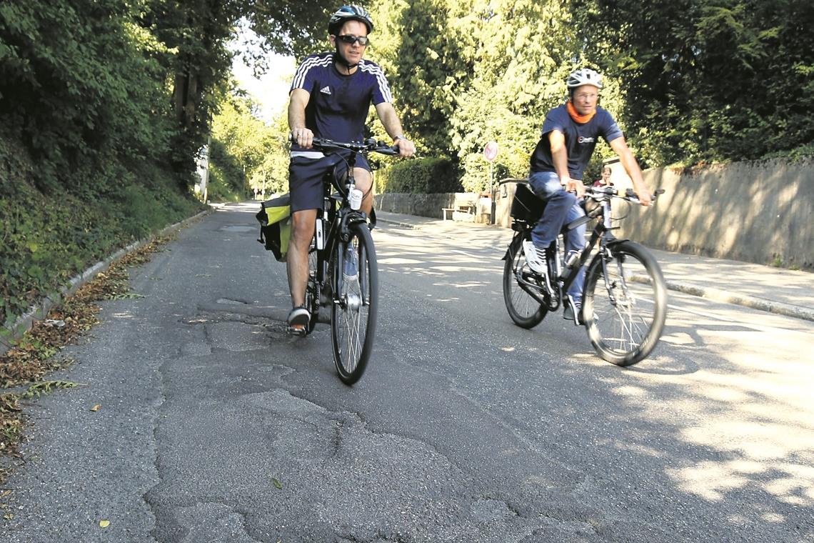 Auf den Radwegen bleibt viel zu tun Im vergangenen Jahr hat Jürgen Ehrmann (rechts) mit BKZ-Redaktionsleiter Kornelius Fritz eine Radtour durch Backnang unternommen. Viele Mängel, die beide feststellten, bestehen auch heute noch – etwa die Schlaglochpiste auf der Maubacher Straße. Fotos: A. Becher