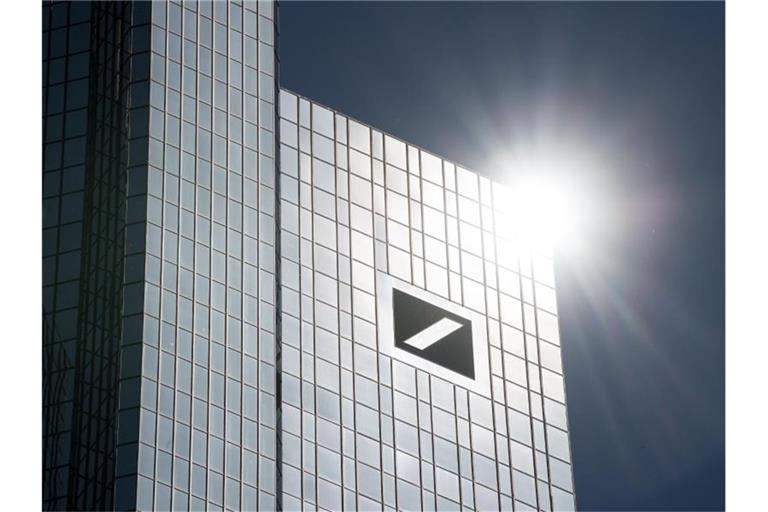 Im vergangenen Jahr hatte die Deutsche Bank mit tiefroten Zahlen zu kämpfen. Foto: Fabian Sommer/dpa