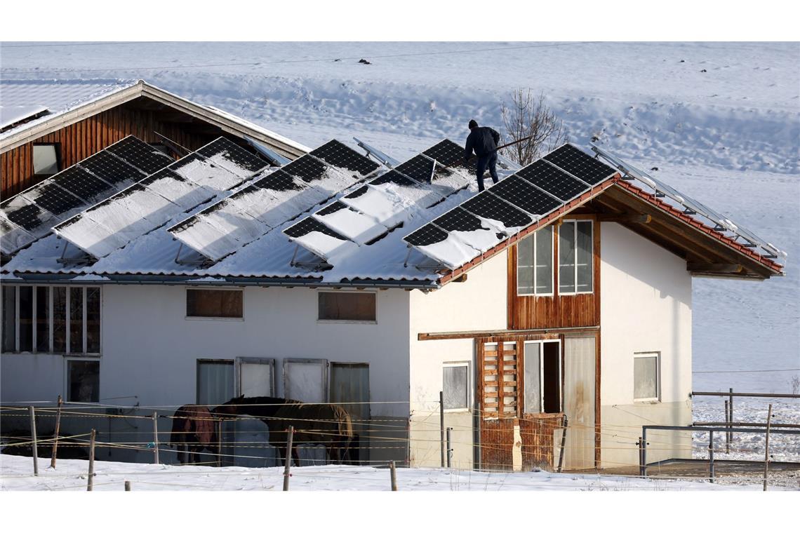 Im vergangenen Jahr produzierten private Solaranlagen in Saarland und im Bayern im Schnitt den meisten Strom.(Archiv)