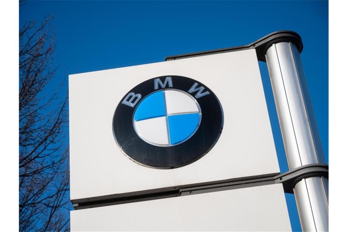 BMW sieht sich nach Gewinneinbruch wieder auf Erfolgsspur Im vergangenen Jahr sanken die BMW-Verkäufe um acht Prozent, im zweiten Halbjahr konnte der Autobauer seine Auslieferungen aber wieder steigern. Foto: Christophe Gateau/dpa