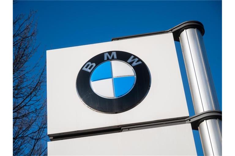 Im vergangenen Jahr sanken die BMW-Verkäufe um acht Prozent, im zweiten Halbjahr konnte der Autobauer seine Auslieferungen aber wieder steigern. Foto: Christophe Gateau/dpa