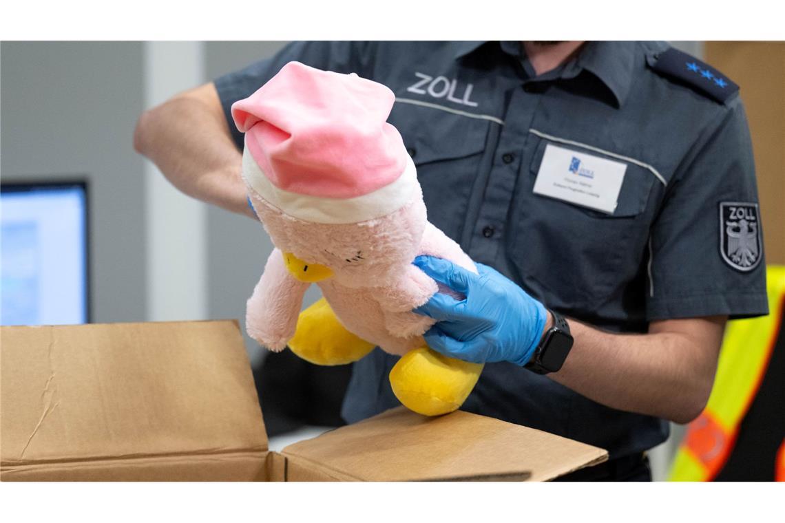 EU-Bericht: Großteil erfasster illegaler Produkte aus China Im vergangenen Jahr schritten die Zollbehörden in der EU laut einem Bericht knapp 400.000 Mal ein und führten Dokumentenkontrollen, physische Kontrollen oder Labortests durch. (Symbolbild)