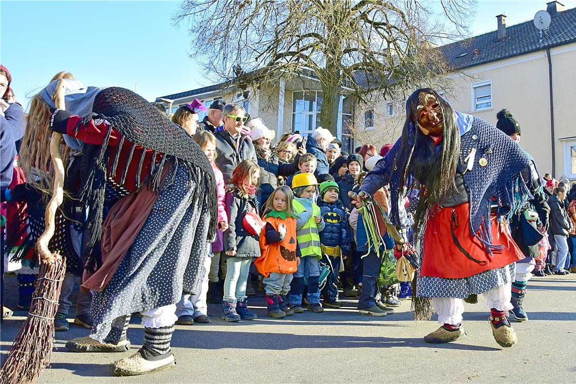 Im vergangenen Jahr sind unter anderem die Gerstenhexen aus Dettenhausen auf ihrem Besen zum Faschingsumzug durch Erbstetten angereist. Archivfoto: Tobias Sellmaier