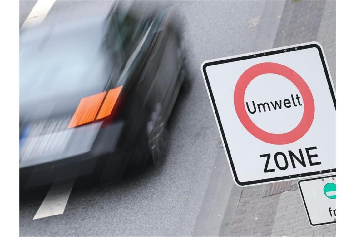 Dieselabgase belasten Luft weniger: 25 Städte über Grenzwert Im vergangenen Jahr überschritten nur noch 25 Städte den Grenzwert für gesundheitsschädlichen Stickstoffdioxid. Foto: Arne Dedert/dpa