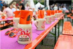 Im vergangenen Jahr wurde der Bierkrug fürs Straßenfest letztmals von dem Backnanger Grafiker Hellmut G. Bomm gestaltet.