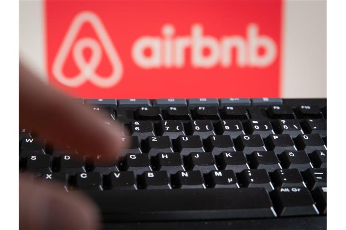 Kursfeuerwerk für Airbnb-Aktie bei Börsengang Im vergangenen Vierteljahr verdiente das Unternehmen 219 Millionen Dollar. Foto: Friso Gentsch/dpa