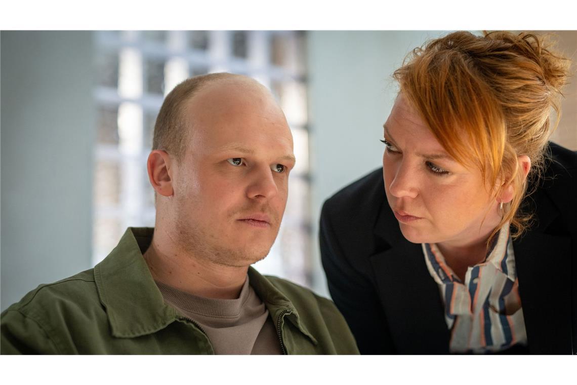 „Tu es!“ – Wie war der „Polizeiruf 110“ aus Rostock? Im Verhör mit Melly Böwe (Lina Beckmann): Ist Felix Lange (Sebastian Jakob Doppelbauer) unter dem Pseudonym „Wintersonne“ in dem Internetforum „Hoffnung“ unterwegs?