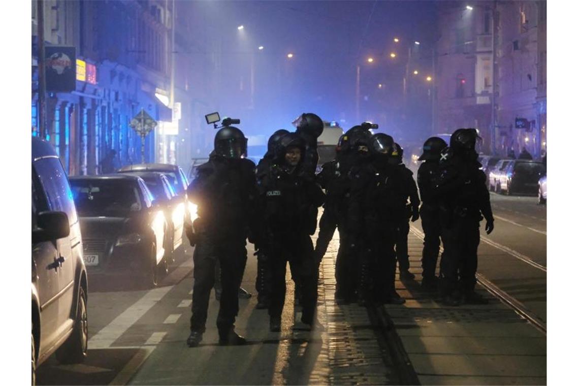 Im Verlauf einer linken Demonstration im Leipziger Stadtteil Connewitz wurden Polizisten mit Gegenständen beworfen. Foto: Sebastian Willnow/dpa-Zentralbild/dpa