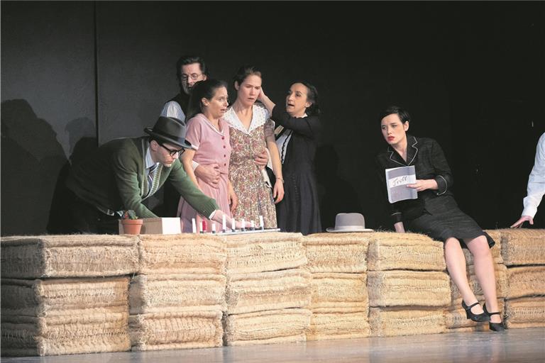 Im Versteck geht es nicht ohne Konflikte ab. Ventil dafür ist für Anne Frank das Tagebuchschreiben. Hier eine Szene aus der Backnanger Aufführung der Württembergischen Landesbühne Esslingen.Foto: J. Fiedler