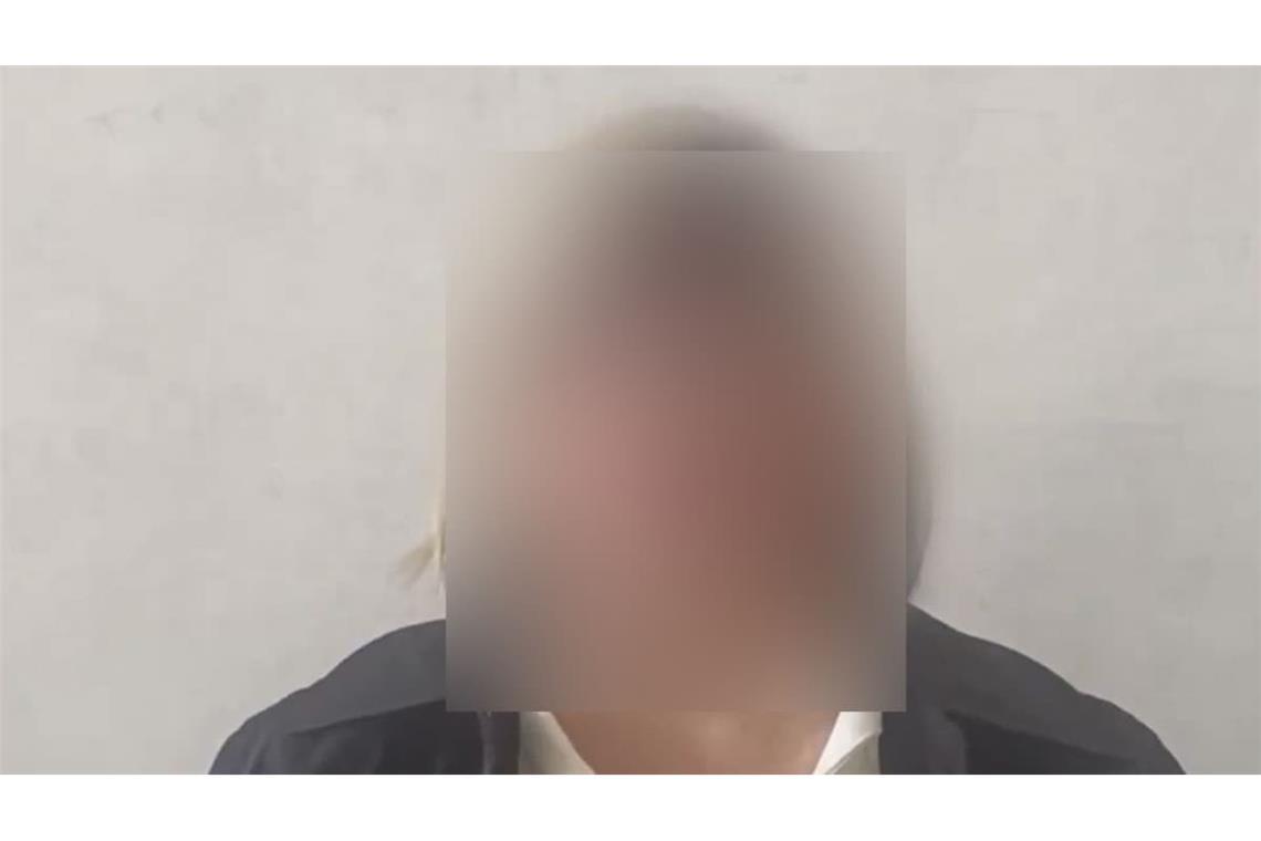 Im Video des russischen Geheimdienstes wird das mutmaßliche Geständnis der Deutschen verbreitet. Unsere Redaktion hat das Bild zusätzlich verfremdet.