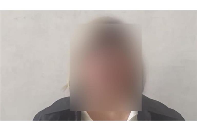 Im Video des russischen Geheimdienstes wird das mutmaßliche Geständnis der Deutschen verbreitet. Unsere Redaktion hat das Bild zusätzlich verfremdet.