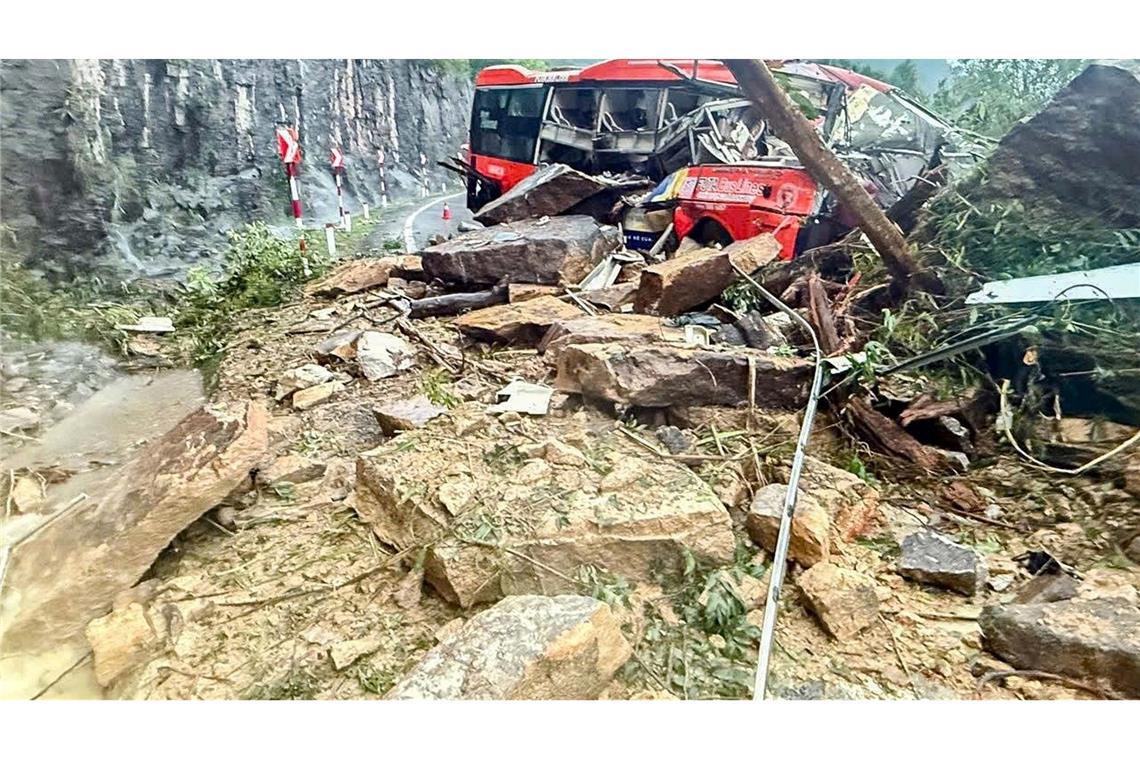 Im vorderen Teil des Busses wurden viele Passagiere eingeklemmt.